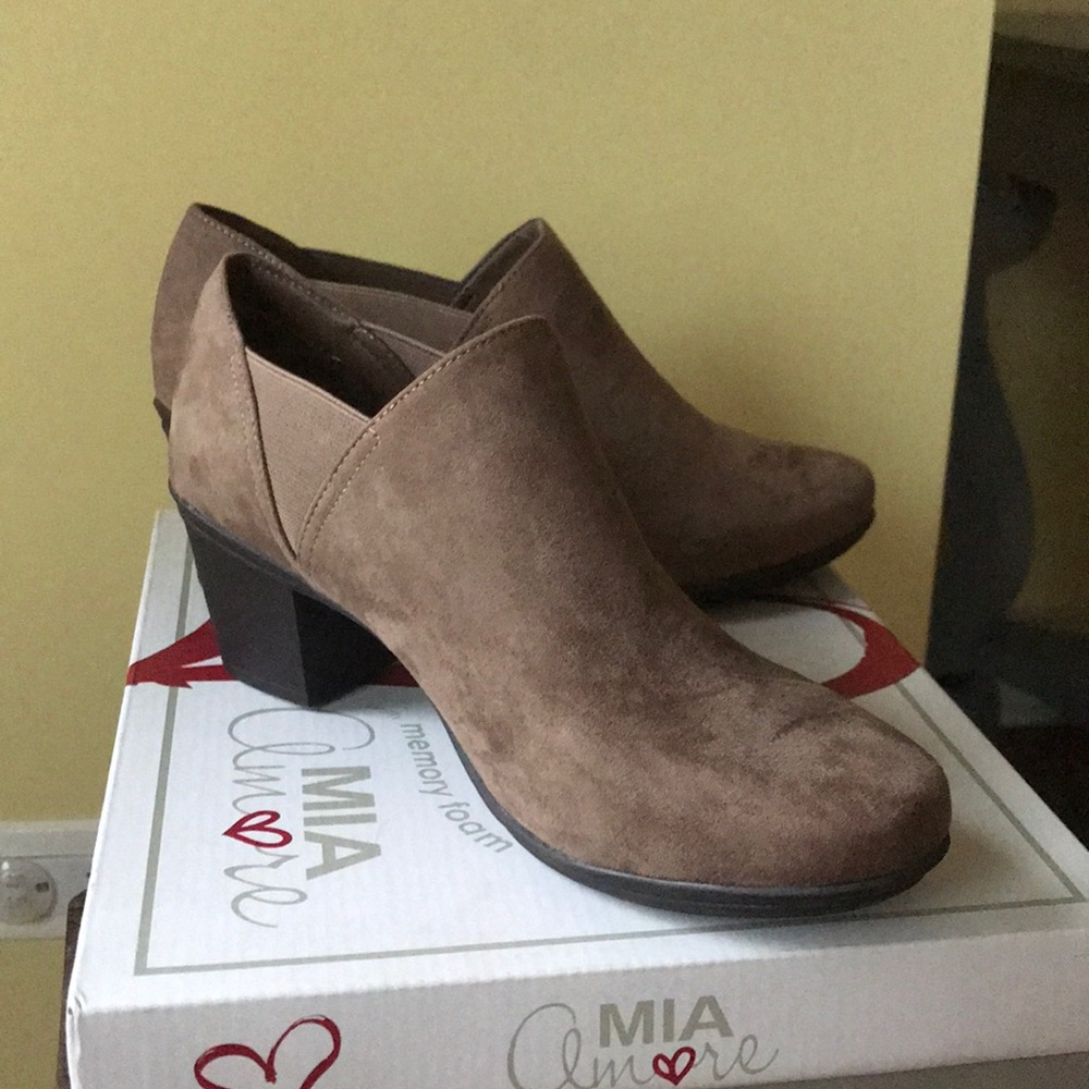 MIA Amore Tan Taupe Booties Ankle Boots Size 8.5 M New in Box